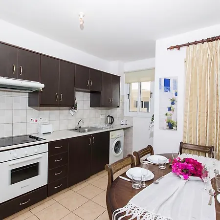 Avlida Holiday باراليمني
